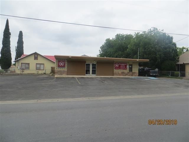 Commercial/Industrial Building: 300 W Garza St, Del Rio, TX 78840